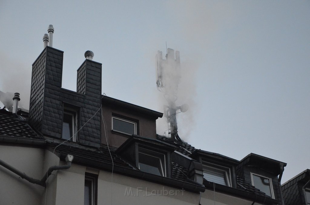 Feuer 3 Dachstuhl Koeln Buchforst Kalk Muelheimerstr P115.JPG